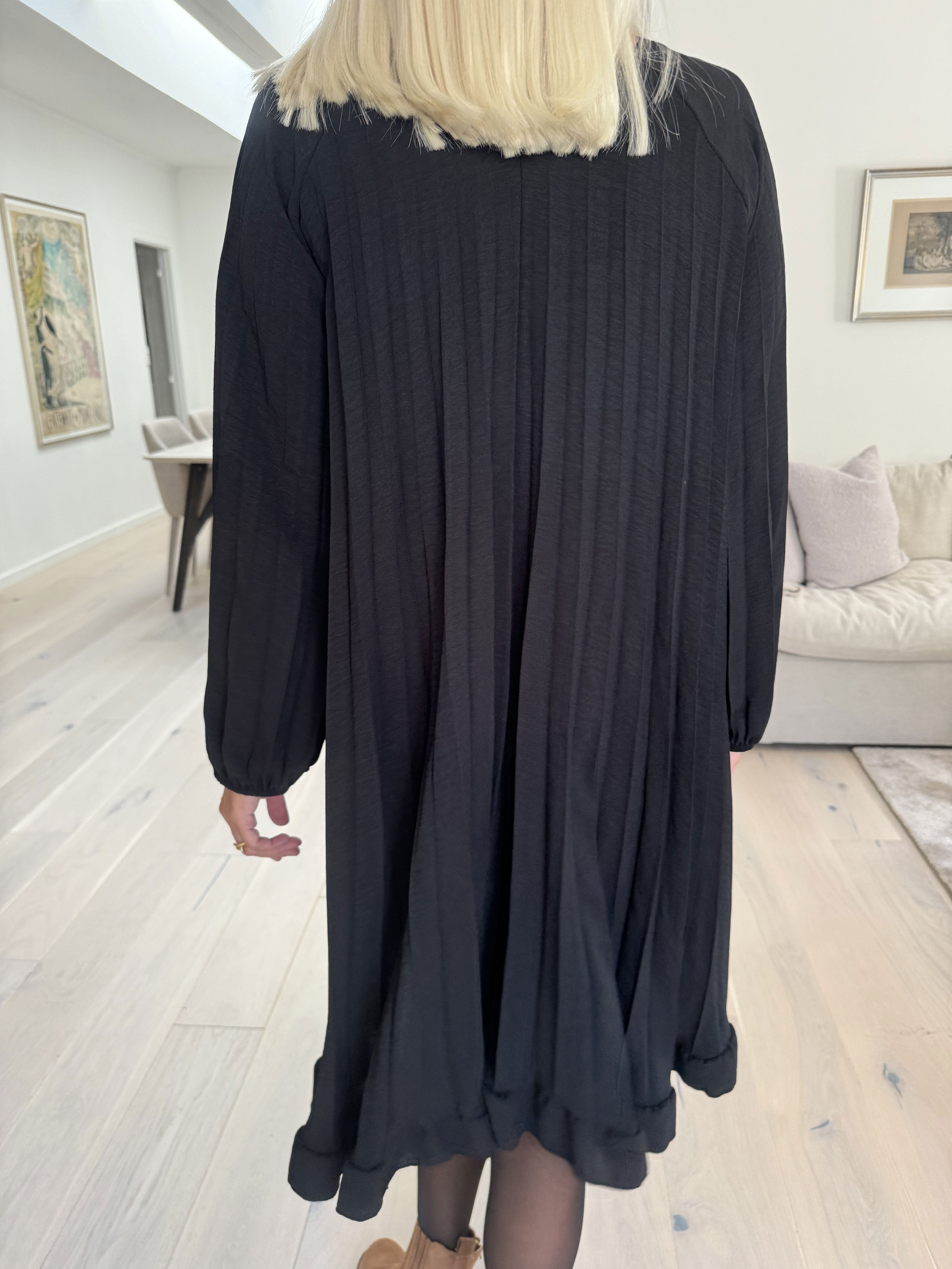 Santorini Dress - Söt långärmad klänning med veck